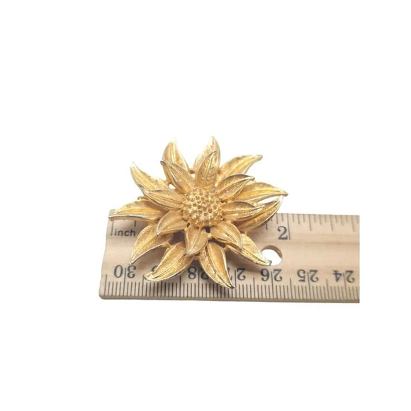 Textured Retro Poinsettia Flower Brooch Pin Gold Tone Vintage - Picture 4 of 4